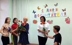 Черноярских социальных педагогов необычно поздравили с праздником их подопечные
