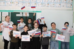 Черноярцы изучили технику «Севастопольской росписи» 