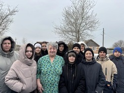 Черноярцы поздравили с женским днём матерей бойцов