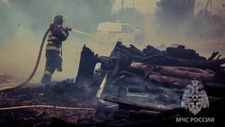 В Черноярском округе из-за неосторожного обращения с огнём сгорела хозпостройка