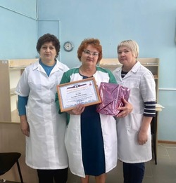 Черноярцы поздравили с юбилеем врача-стоматолога