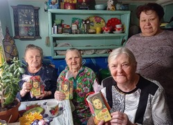 В канун женского социальные работники Черноярского района поздравили подопечных