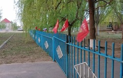 В селе Ступино Черноярского района украсили школу ко Дню Победы
