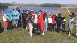 В черноярском селе дети зачистили берег от мусора