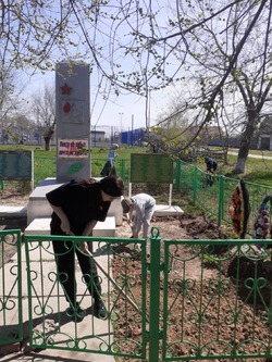 В селе Поды Черноярского района школьники потрудились на благо села