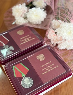 Родным черноярских героев вручили боевые награды