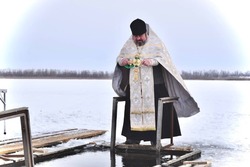 Черноярцы отметили Крещение купанием в проруби