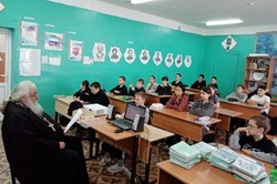 С черноярскими подростками встретился священник