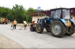 В Черноярском районе продолжается ямочный ремонт дорог