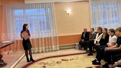 Черноярские школьники беседовали в ЗАГСе о семейных традициях 