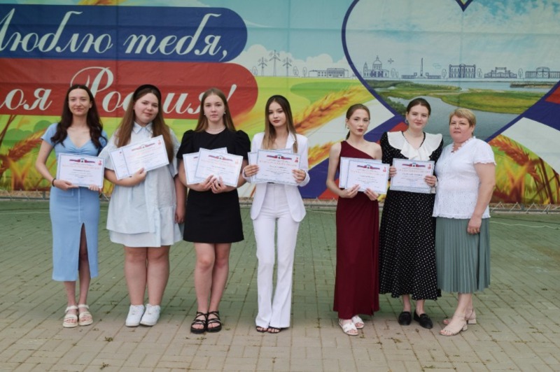 Десять черноярских учениц окончили школу с медалью