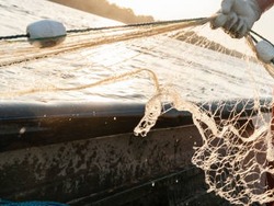 В Черноярском районе задержали рыбака со ставной сетью