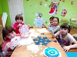 Историю новогодней игрушки узнали воспитанники черноярского детского центра
