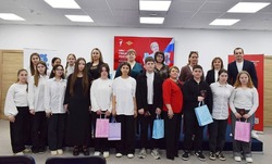 Черноярцы в честь воссоединения Крыма с Россией вручили подросткам паспорта