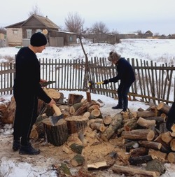 Черноярские волонтёры помогают землякам