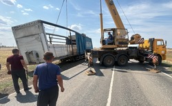 В Черноярском округе фура с кирпичом съехала с трассы в кювет