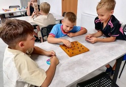 Юных черноярцев обучают настольным играм