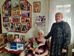 Черноярцы поздравили ребёнка войны с юбилеем