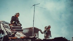 В селе Чёрный Яр загорелась хозпостройка