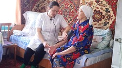 Черноярских пенсионеров навещают и лечат на дому