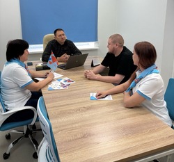 Главврач Черноярской больницы посетил местный кадровый центр