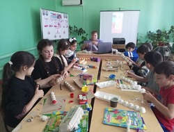 Юные черноярцы учатся делать поделки из бросовых материалов