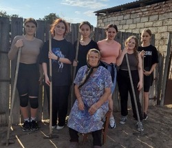 Черноярцы помогают по хозяйству одиноким пенсионерам