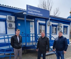 Глава Черноярского района посетил врачебную амбулаторию в селе Старица