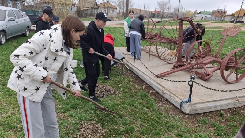 В черноярском селе дети ухаживают за мемориалом