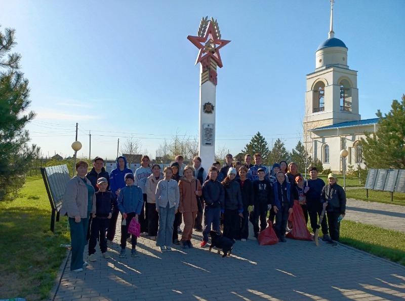Черноярцы ухаживают за памятниками земляков-героев