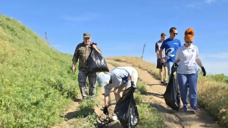 Черноярцы вышли на экосубботник  