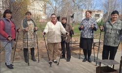 Черноярские пенсионеры возобновили занятия скандинавской ходьбой