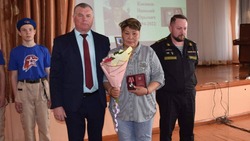 В Черноярском районе матери погибшего военнослужащего вручили награду