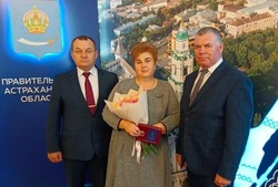 Игорь Бабушкин наградил жительницу Черноярского района