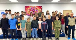 Черноярские юные разведчики поздравили курсанток с Женским днём