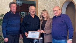 Черноярцы поздравили с юбилеем водителя-профи