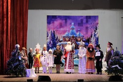 На сцене Черноярского ДК состоялось представление «Волшебный ключ Деда Мороза»