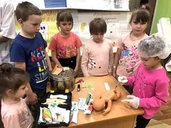 Черноярские воспитанники детского дома практиковались оказывать медпомощь