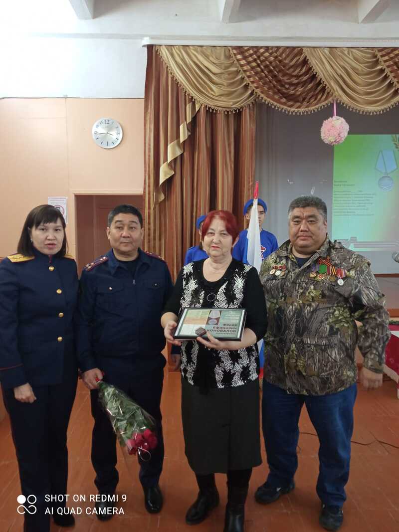 Делегация из Калмыкии прибыла в Черноярский район и  вручила медаль племяннице ветерана 