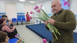 Черноярский депутат поздравил волонтёров с женским праздником